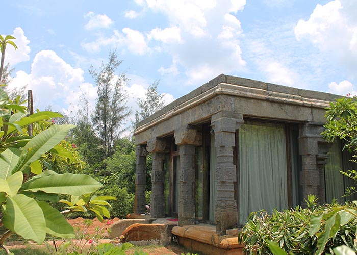 The-stone-house-built-like-a-temple-Mantapa